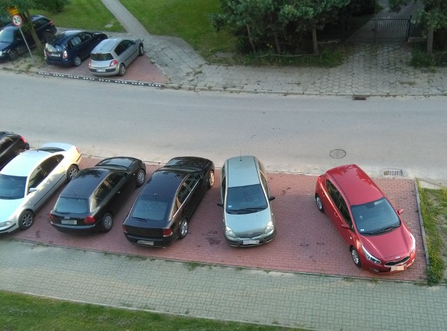 Notoryczne parkowanie pod skosem na ul. Lawendowej, gdzie i tak jest mało miejsc parkingowych z powodu budowy Trasy Niepodległości - napisał Grzegorz i przesłał nam zdjęcie.