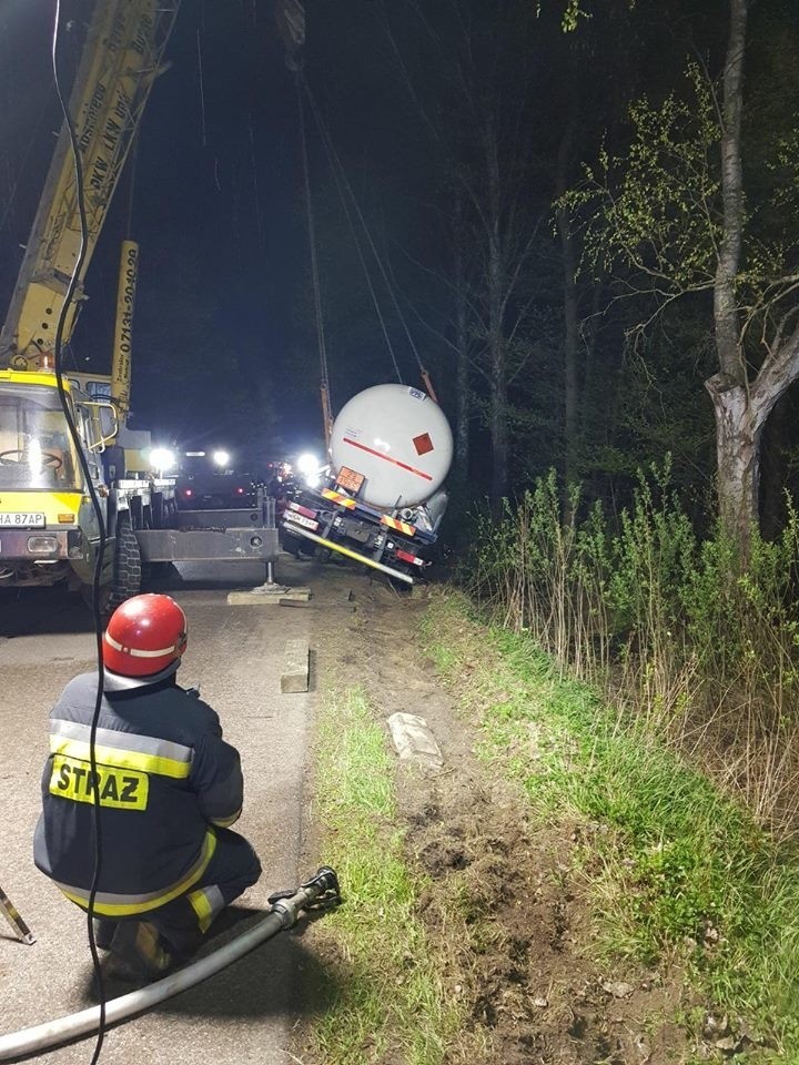 Lewkowo. Wywróciła się cysterna z gazem. Droga była zablokowana