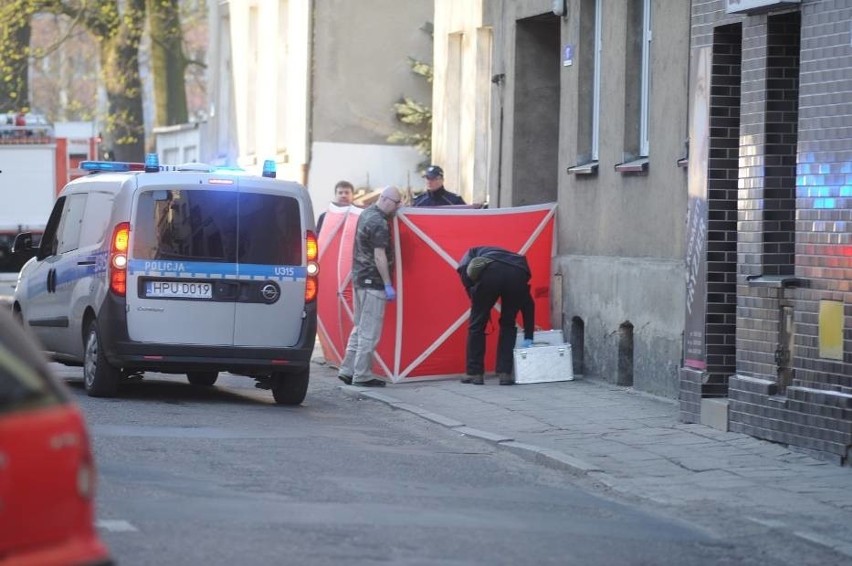 Na chodniku w Lesznie znaleziono zwłoki mężczyzny.