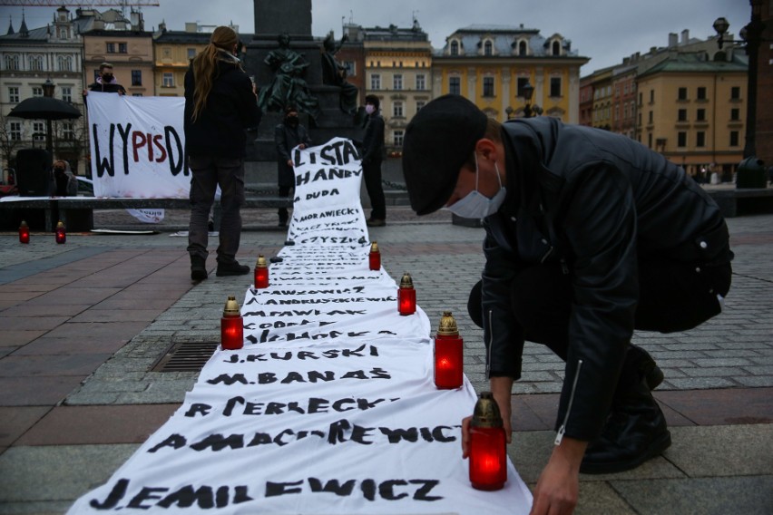 Kraków. Demonstrowali na Rynku Głównym przeciwko rządzącym politykom [ZDJĘCIA]