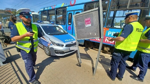 Radiowóz wjechał w przystanek i uderzył w tramwaj na pl. Wróblewskiego we Wrocławiu 10.05.2022