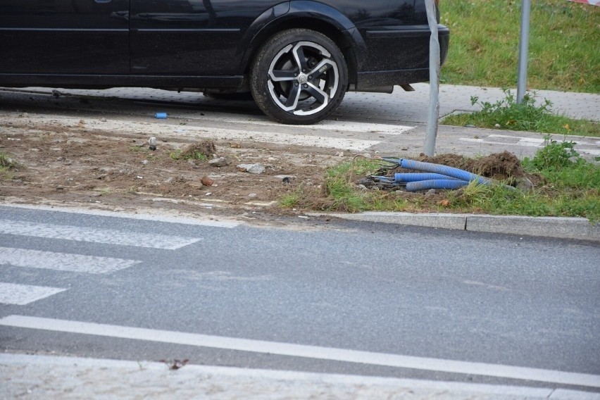 Wieluń. Stracił panowanie nad autem i skosił latarnię. 34-latek miał 2,5 promila