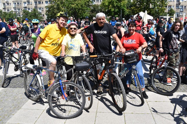 4.06.2023 r. Tysiące rowerzystów jechało przez Wrocław w wielkim peletonie na Wrocławskim Święcie Rowerzysty. Zobacz zdjęcia w galerii.