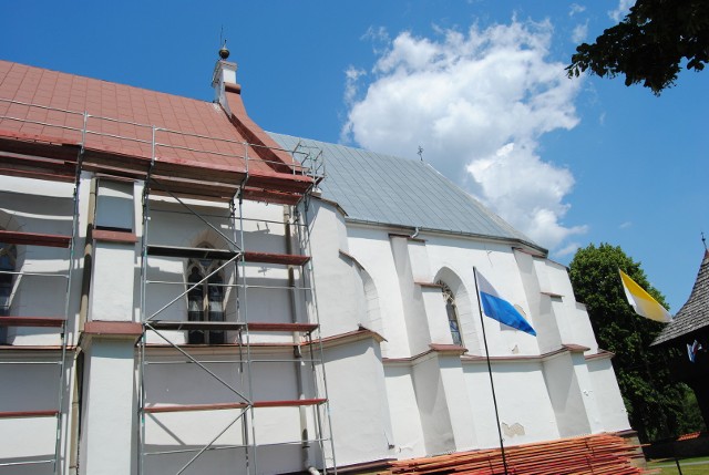 Trwają już przygotowania do remontu dachu na kościele w Kurzelowie. Więcej na następnych zdjęciach >>>
