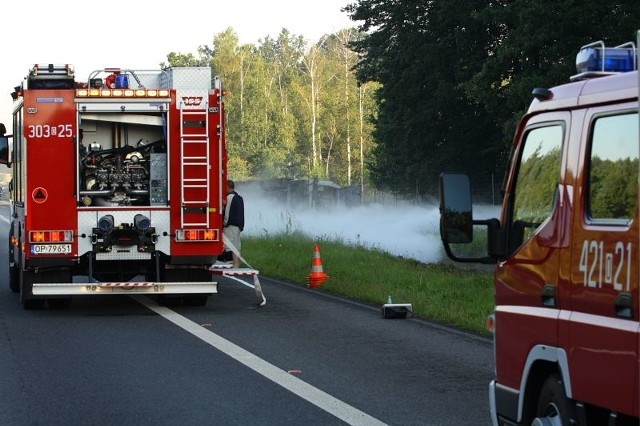 Wypadek na autostradzie A4 w okolicach wezla Prądy. 33-letni kierowca mercedesa z cysterną wypelnioną azotem zjechal z drogi do rowu.