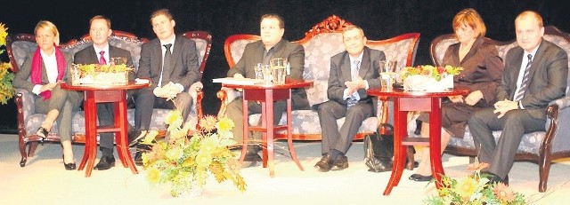 Uczestnicy debaty wyborczej. Od lewej: Małgorzata Jacyna Witt (kandydatka niezależna), Arkadiusz Litwiński(PO), Jędrzej Wijas (SLD), Krzysztof Zaremba (PiS), Bartłomiej Sochański (niezależny), Anna Nowak (PSL), PiotrKrzystek (niezależny).