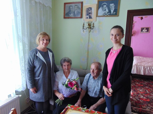 Jubilaci, Adela i Wiesław Mejerowie (siedzą), pozowali do wspólnej fotografii z urzędnikami.