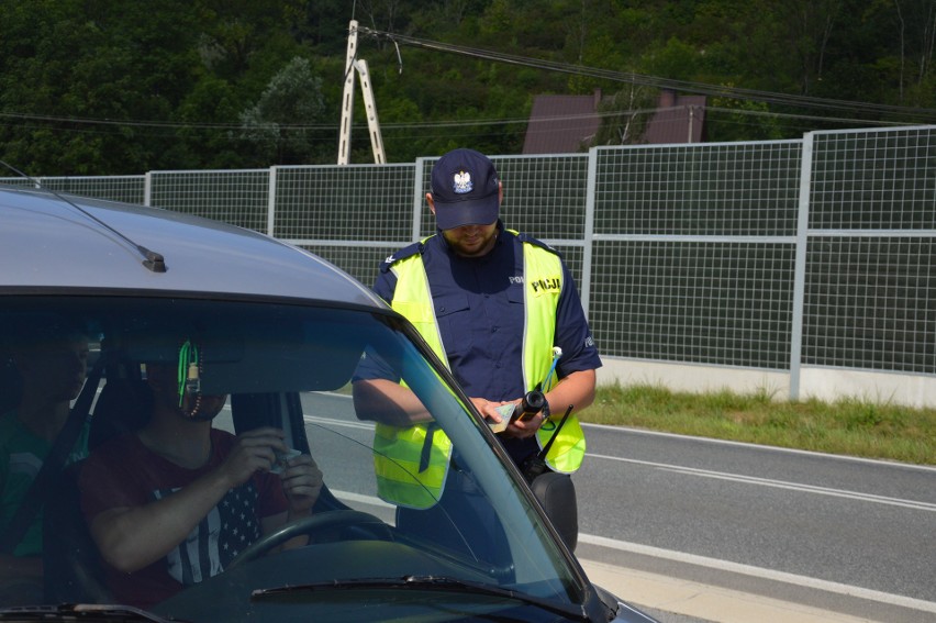 Wielka Wieś. Nietypowy patrol drogówki. Policjantom towarzyszył ksiądz [ZDJĘCIA]