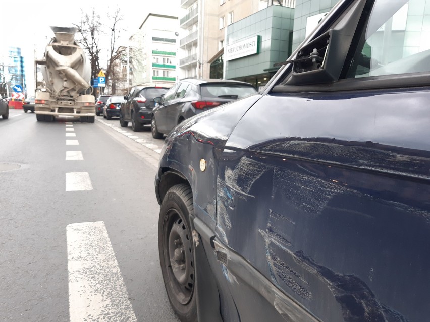 Wypadek betoniarki i osobówki. Utrudnienia na Piłsudskiego