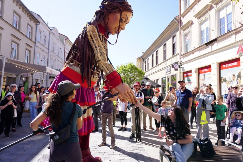 Mała Amal w Lublinie. 3,5-metrowa marionetka przeszła ulicami miasta. Zobacz zdjęcia ze spaceru