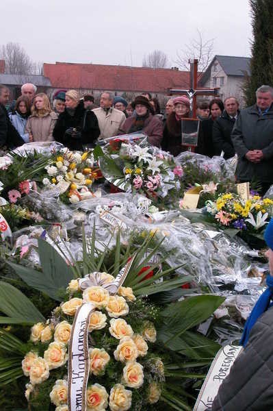 W ostatniej drodze ks. Grzegorza licznie uczestniczyli parafianie z Brzegu.