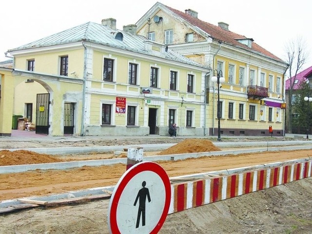 Remont uliczki w centrum Sokółki, która sąsiaduje z zabytkowymi kamienicami, ma dobiec końca już w lipcu br.