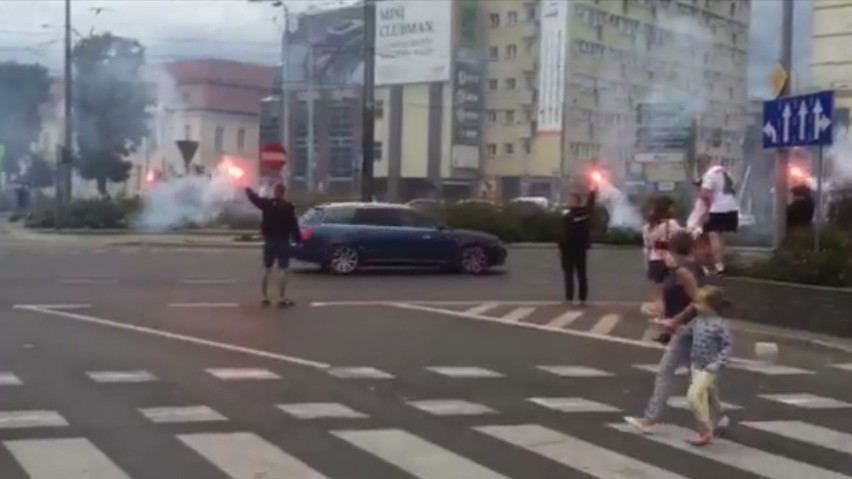 Godzina W w Szczecinie. Zapalili race na środku ulicy. Interweniowała policja [wideo]