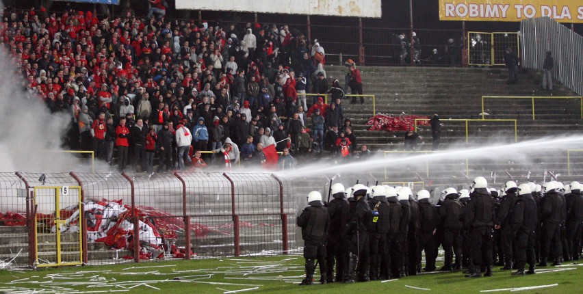 Ostatnie takie derby ŁKS - Widzew. Race, palenie flag, armatka wodna, fałszerstwa na stadionie przy al. Unii