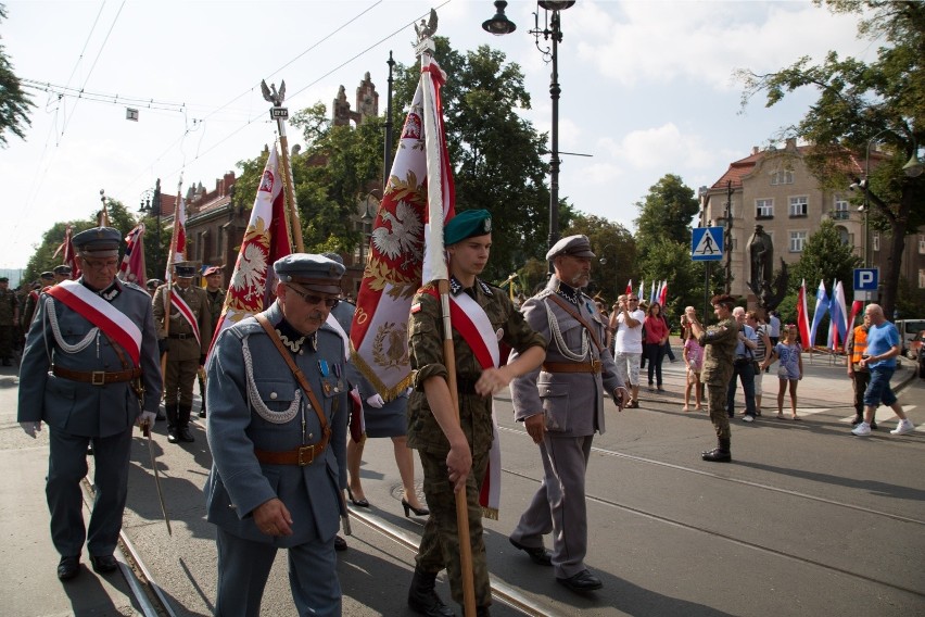 05.08.2014 krakow kadrowka przemarsz miasto pomnik...