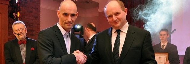 Marszałek województwa Piotr Całbecki (z prawej) ufundował nagrodę dla zwycięzcy - czek o wartości 10 tysięcy złotych.