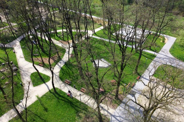 W ramach Budżetu Obywatelskiego przebudowany został Park Podlesie oraz Planty. Powstało także oświetlenie drogi pieszo-rowerowej nad Pogorią IIIZobacz kolejne zdjęcia/plansze. Przesuwaj zdjęcia w prawo naciśnij strzałkę lub przycisk NASTĘPNE