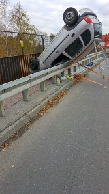 Samochód dachował w Czechowicach-Dziedzicach. Pijany kierowca chciał uciec