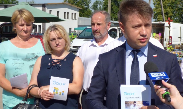 Wicewojewoda świętokrzyski Bartłomiej Dorywalski mówił o zmianach wprowadzonych do Rodziny 500+, podczas poniedziałkowej wizyty w Kazimierzy Wielkiej.