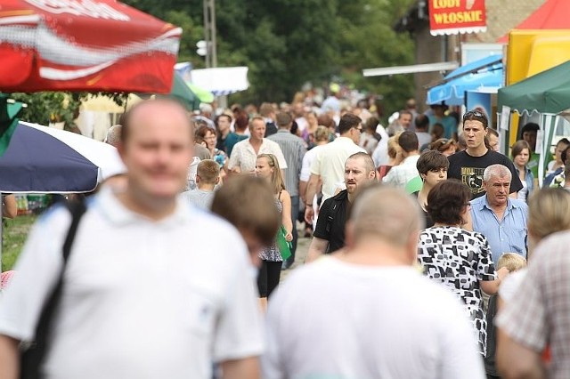 Tłumy na jarmarku przed pałacem