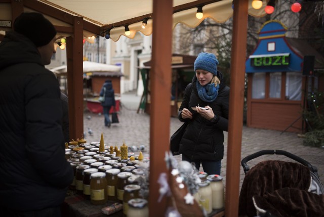 Na Rynku Staromiejskim wystartował Bożonarodzeniowy jarmark. Wśród wielu straganów można było skosztować wyroby spożywcze.