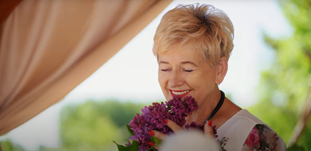 Wójt gminy Łopuszno Irena Marcisz w nowej piosence. Śpiewa utwór