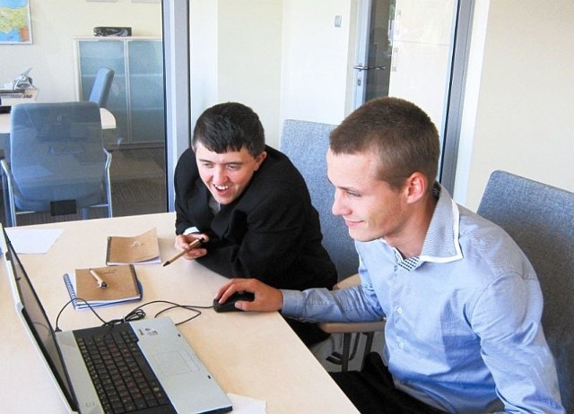 Węgierska młodzież z partnerskiej szkoły zawodowej w Vacu ma możliwość zdobycia nowych umiejętności i kompetencji z zakresu logistyki podczas stażu w firmie Adampol.