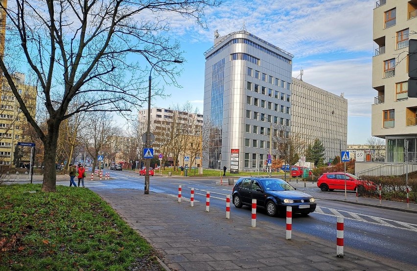 Kraków. Horror parkowania przed Urzędem Marszałkowskim przy ul. Racławickiej [ZDJĘCIA]