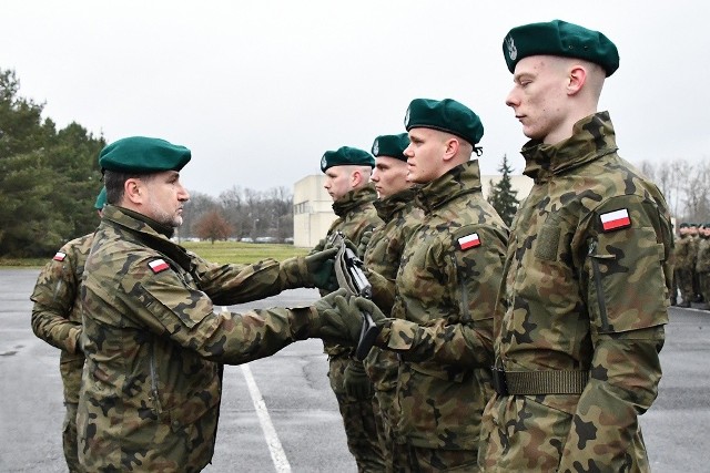 Na placu apelowym 10. brygady łączności we Wrocławiu, odbyło się symboliczne wręczenie broni żołnierzom, którzy rozpoczęli szkolenie podstawowe w ramach dobrowolnej zasadniczej służby wojskowej.