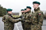 Nowi żołnierze Wojska Polskiego zasilą 10. brygadę łączności we Wrocławiu. Ochotnicy odebrali broń 