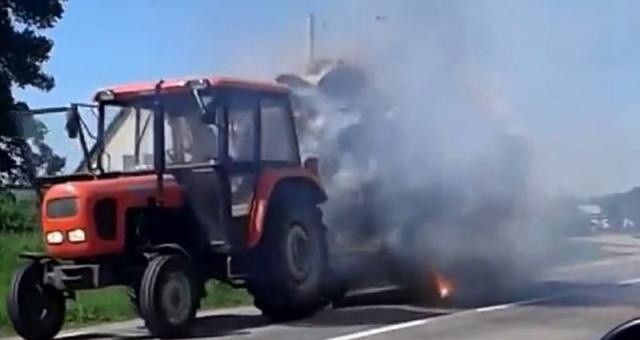 W czerwcu 2016 roku hitem sieci był traktor jadący z płonącą...