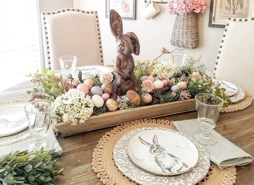 Dekoracje stołu na Wielkanoc 2020. Proste i eleganckie ozdoby na świąteczny stół. Jakie dekoracje przygotować na stół wielkanocny? 