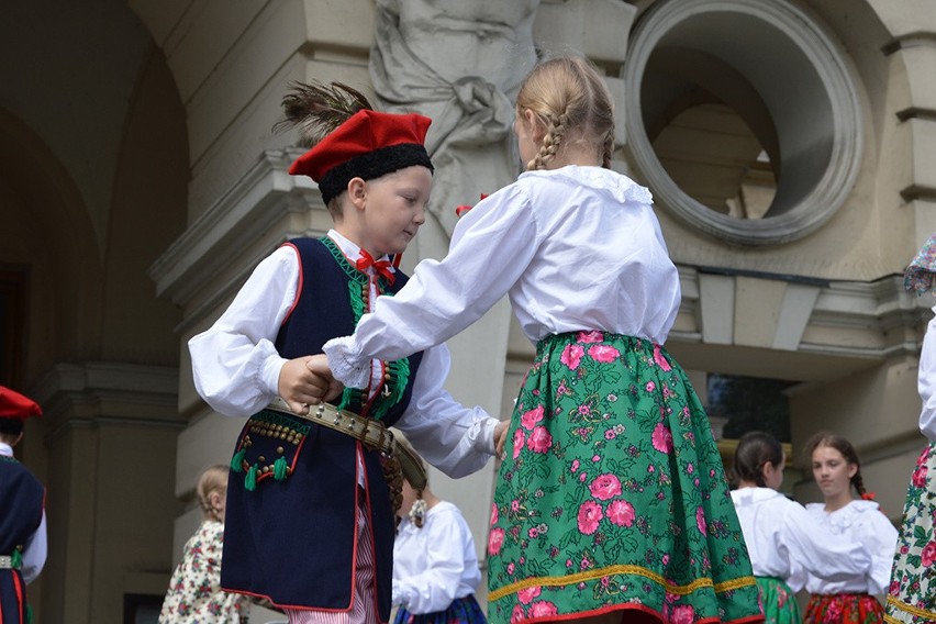 Krakowskie pawie piórka i gruzińskie śpiewy na estradzie przed ratuszem [ZDJĘCIA]