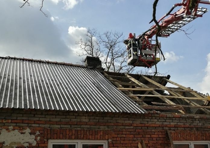 Wichura nad regionem. Podmuchy uszkodziły dachy i łamały drzewa, zerwane są linie energetyczne