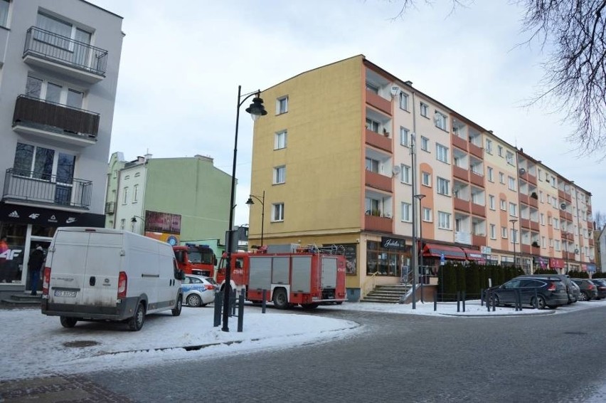 Pożar w Lęborku 8.02.2021 r. Płonęło mieszkanie na czwartym piętrze, jedna osoba jest poszkodowana