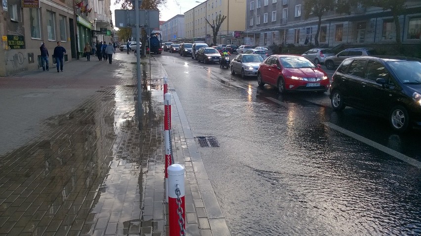 Piłsudskiego - Sienkiewicza. Awaria w centrum. Woda zalała skrzyżowanie (zdjęcia, wideo)