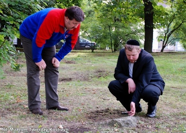 Ryszard Skałba z Muzem Twierdzy Kostrzyn i Natan Marcin Dudek-Lewin i rabinicznej komisji do spraw cmentarzy żydowskich na terenie dawnego kirkutu w Kostrzynie przy ul. Mickiewicza