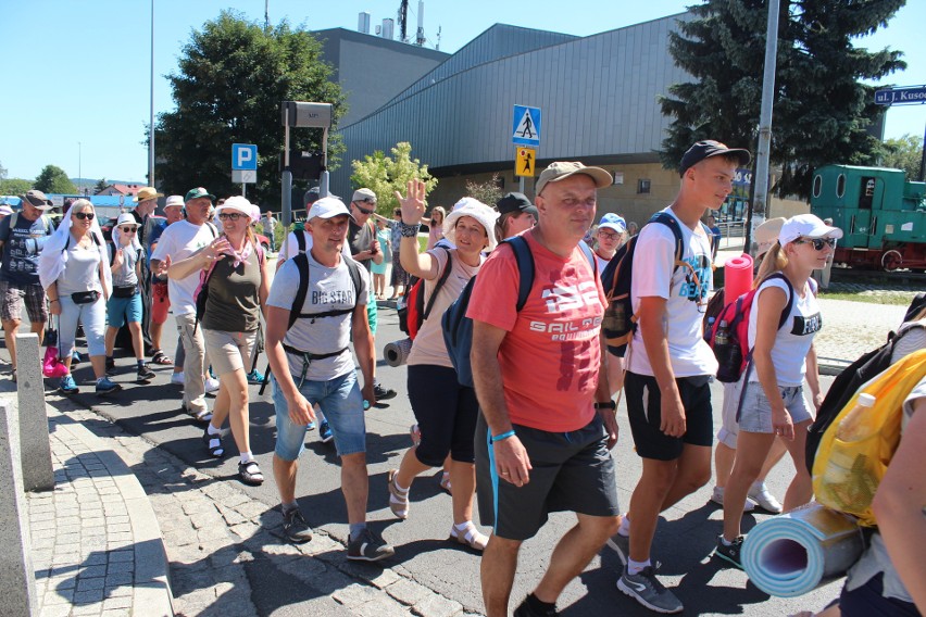 Chrzanów. Pielgrzymi w drodze na Jasną Górę. Przed nimi ostatnie 50 km  [ZDJĘCIA]