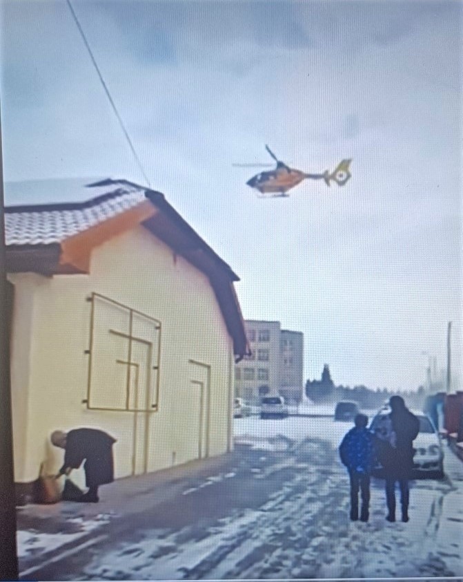 Akcja w Słomnikach lądowanie śmigłowca pogotowia lotniczego