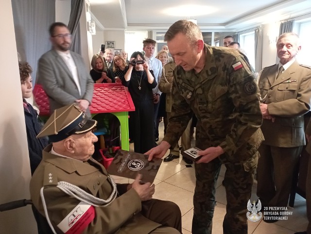 Setne urodziny kombatanta AK por. Tadeusza Bystrzyckiego ps. „Brzozowski".