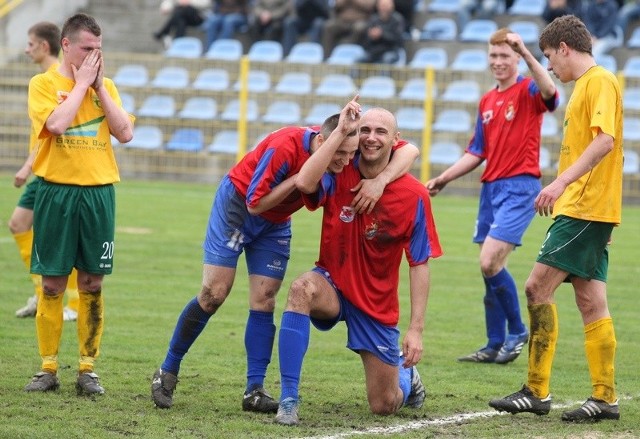 Szymon Gibczyński i Łukasz Stasiak cieszą sie z czwartego gola dla Gryfa.