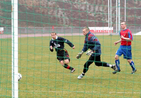 W ostatnim meczu sparingowym przed rundą wiosenną, pilkarze...