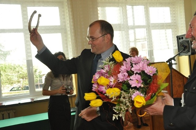 Złotą podkowę na szczęście otrzymał wójt Orli Piotr Selwesiuk od byłego radnego Piotra Niczyporuka