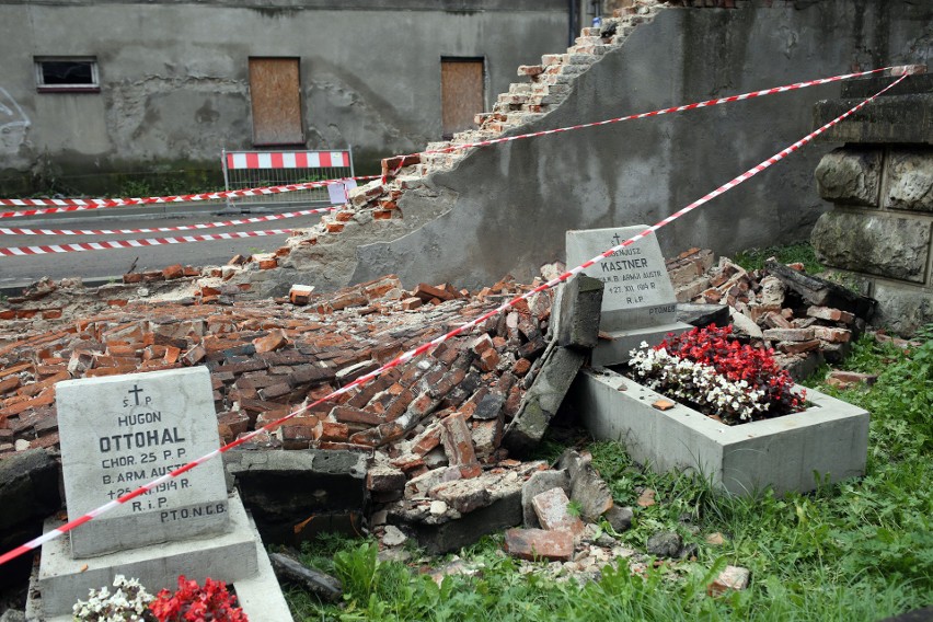 Runął mur na cmentarzu Rakowickim w Krakowie [ZDJĘCIA]