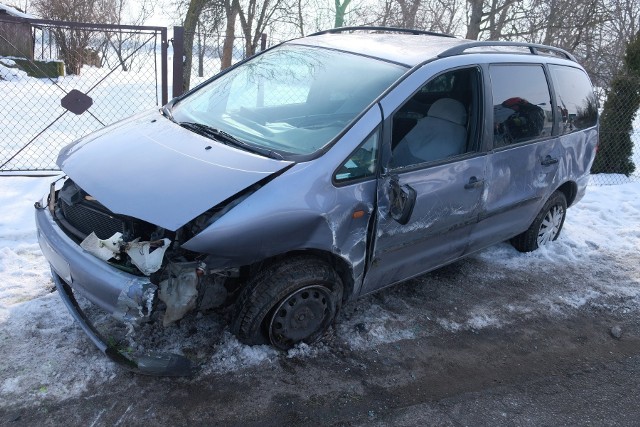 Do wypadku doszło we wtorek w Buszkowicach pod Przemyślem.- 46-letni kierujący fordem galaxy, jadąc w kierunku Przemyśla na łuku drogi wjechał na pobocze, stracił panowanie nad pojazdem i uderzył w pień drzewa. Samochód przewrócił się na lewy bok - powiedziała sierż. szt. Marta Fac z KMP w Przemyślu.Mieszkaniec Przemyśla podróżował z pasażerem. Nikomu nic się nie stało. 46-latek był trzeźwy. Policjanci ukarali go mandatem karnym.WIDEO: Wypadek w Woli Korzenieckiej. Kia zderzyła się z land roverem. Trzy osoby trafiły do szpitala