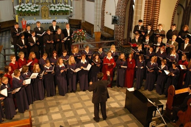 Międzynarodowy Chór "Silesia Cantat&#8221; w sobotę oczarował głubczycką publiczność koncertem w kościele Najświętszej Marii Panny.