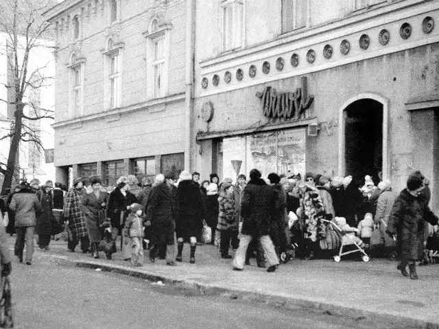 Kolejka przed sklepem na ulicy 3 Maja w Rzeszowie, lata 80.
