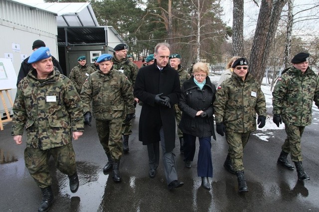 Minister Bogdan Klich zwiedzał kieleckie Centrum między innymi wraz z wojewodą świętokrzyskim Bożentyną Pałką &#8211; Korubą, komendantem Centrum Januszem Faleckim oraz dowódcą Wojsk Lądowych Tadeuszem Bukiem.