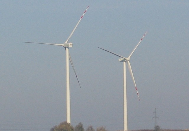 Sześć turbin działa już na nowej farmie wiatrakowej Hnatkowice - Orzechowce pod Przemyślem. Fot. Norbert Ziętal