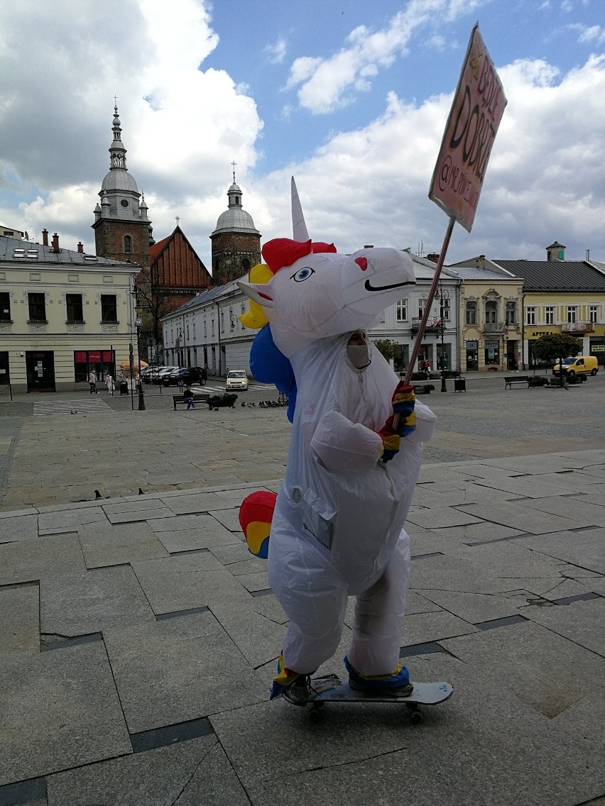 Mr Prince Unicorn. Wesoły jednorożec na ulicach Nowego Sącza przepędza koronawirusa. „Będzie dobrze!” 